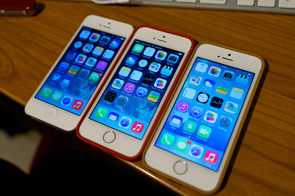 Điều gì ở iPhone 5, 5s giá rẻ khiến các smartphone khác “xách dép” chạy theo?